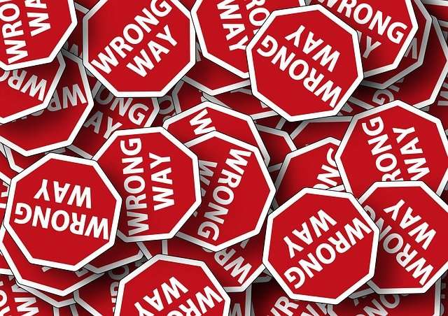 cartelli che indicano strada sbagliata rossi