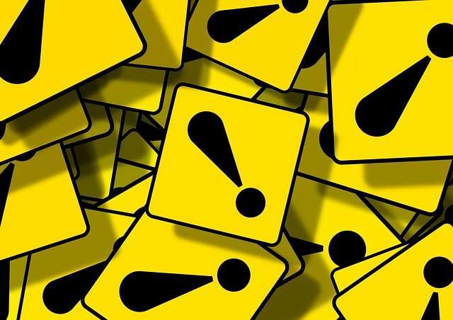 quadrati gialli con simbolo di pericolo