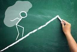 disegno di un omino su una lavagna con una grossa pietra per parlare della difficoltà delle landing page