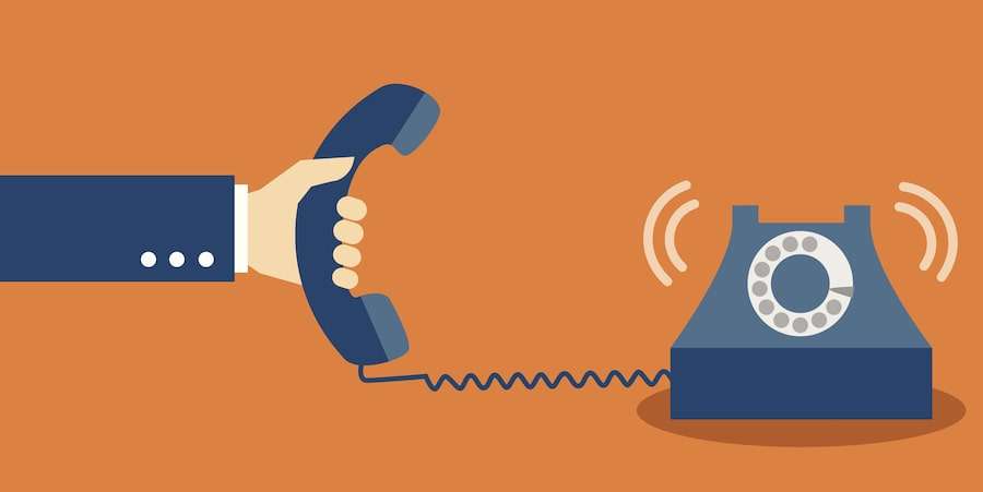 illustrazione di una mano al telefono
