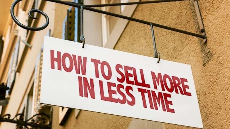 cartello appeso fuori con scritta come vendere di più in meno tempo per Creare una landing page - testo di vendita