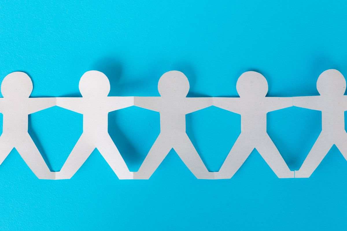 catena di pupazzetti di carta per parlare di backlink