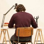 uomo di spalle che scrivere per parlare di comle scrivere titoli che funzionano