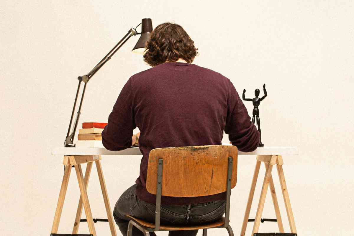 uomo di spalle che scrivere per parlare di comle scrivere titoli che funzionano