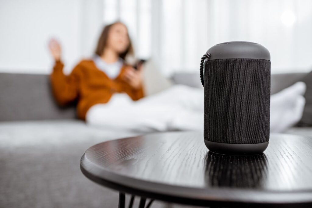 Usare lo smartphone o uno smart speaker?