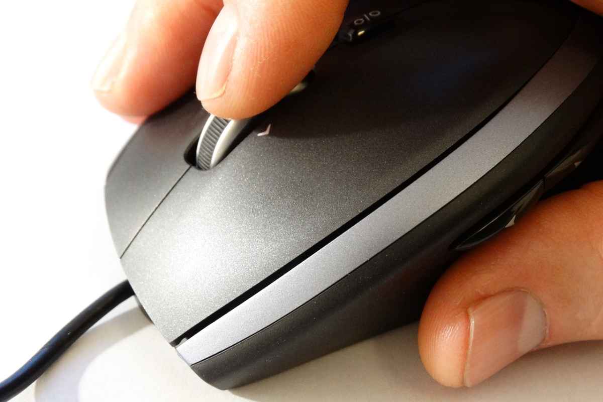 Le dita di una persona su un mouse pronte a fare click