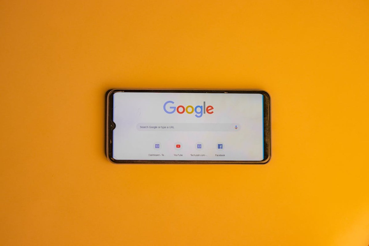 Smartphone su sfondo giallo e pagina Google