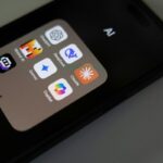Icone di LLM su uno smartphone