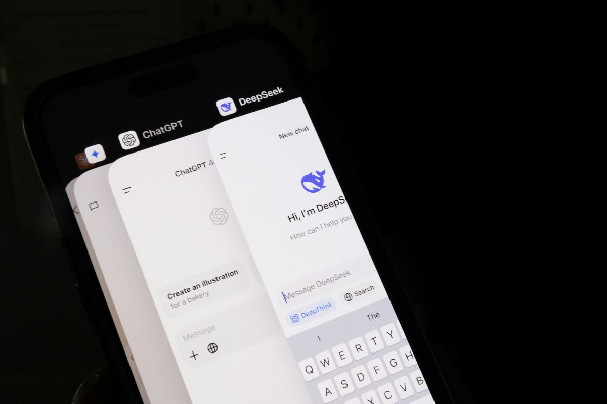 Diverse chat con LLM su uno smartphone