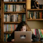 Una ragazza fa una ricerca online sul suo PC
