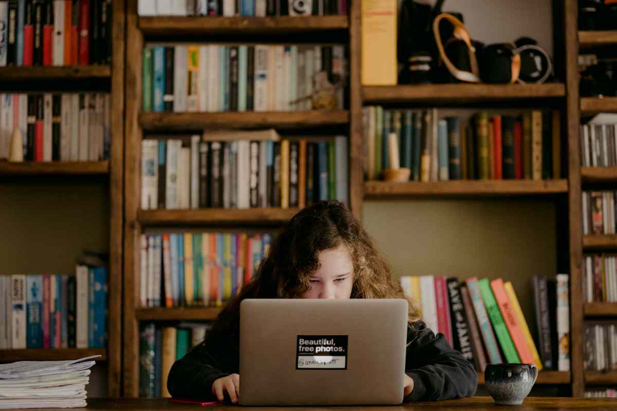 Una ragazza fa una ricerca online sul suo PC