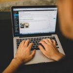 Content management: un uomo scrive al computer