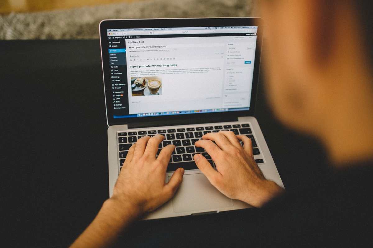 Content management: un uomo scrive al computer