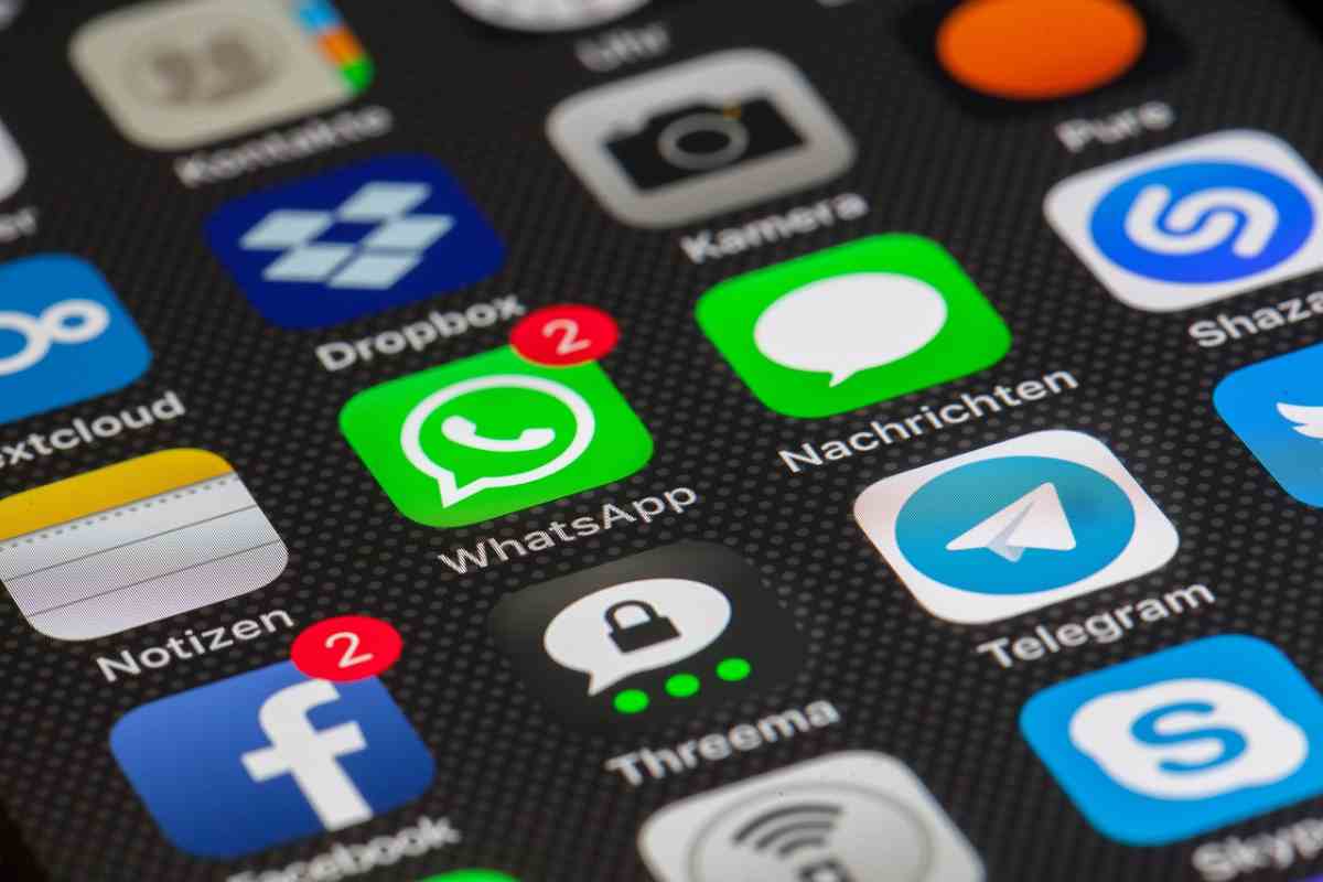 Icone social su uno smartphone