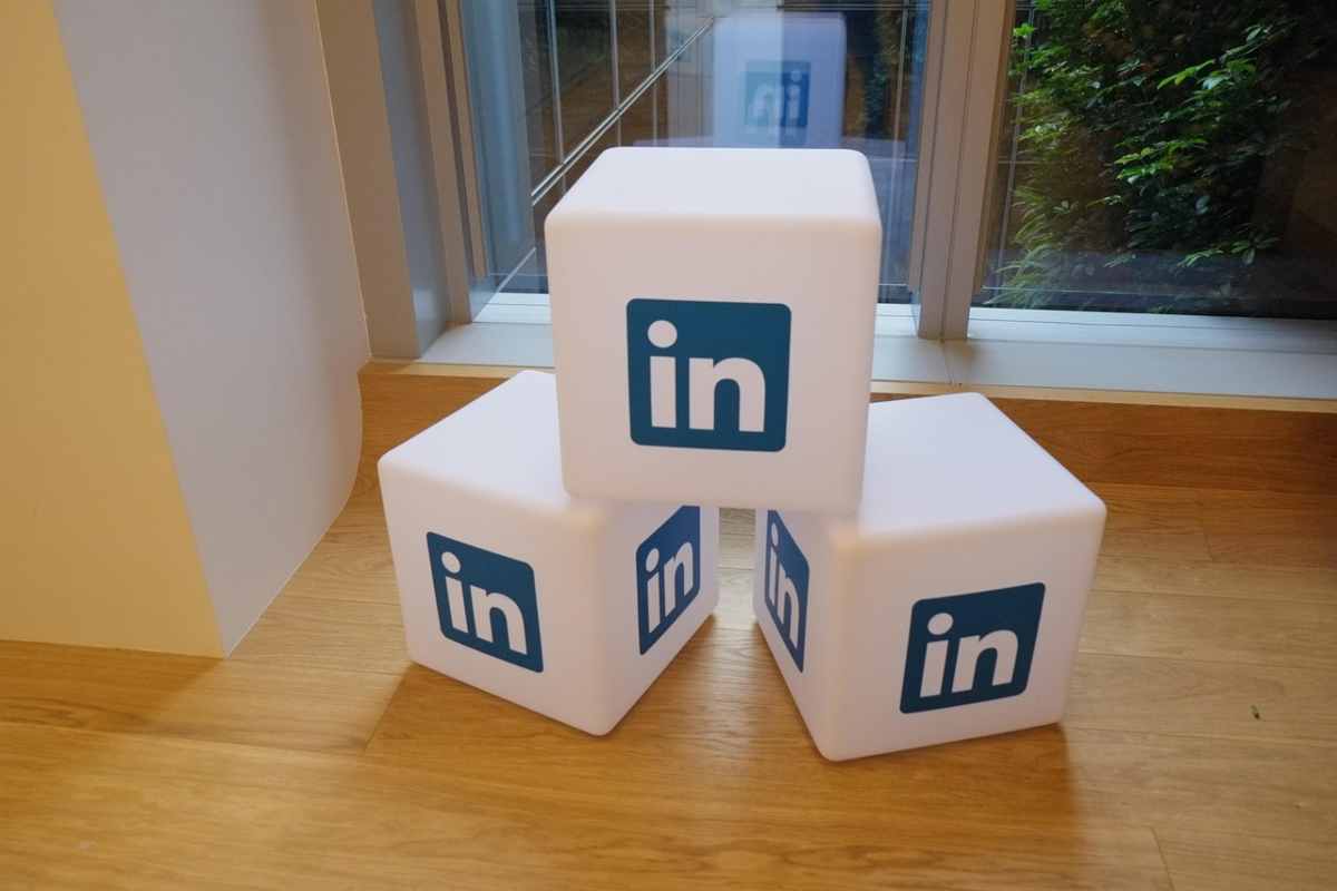 Cubi di arredamento con il logo di LinkedIn