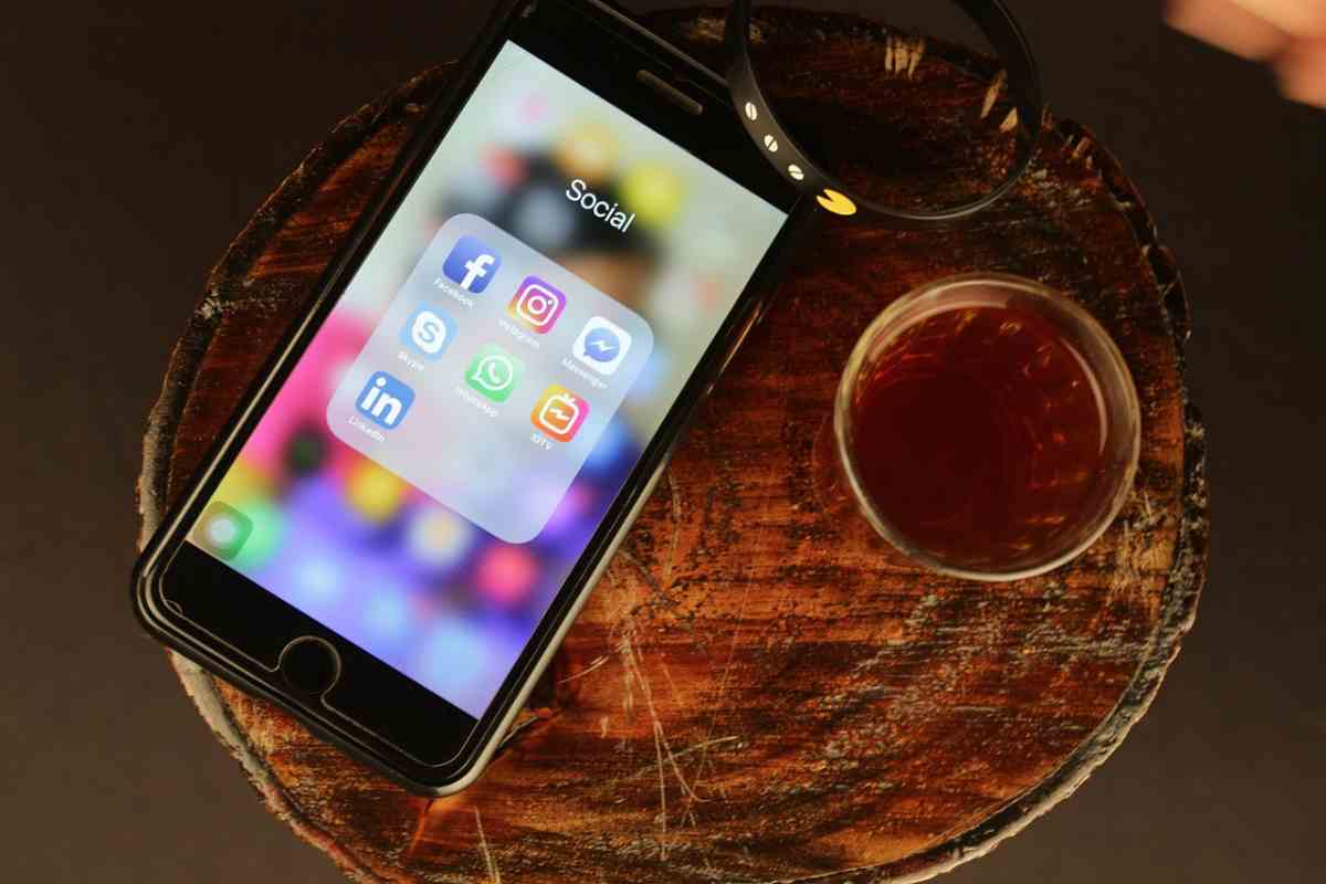 Smartphone con icone social