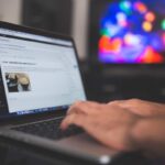 Una persona scrive dei contenuti su WordPress