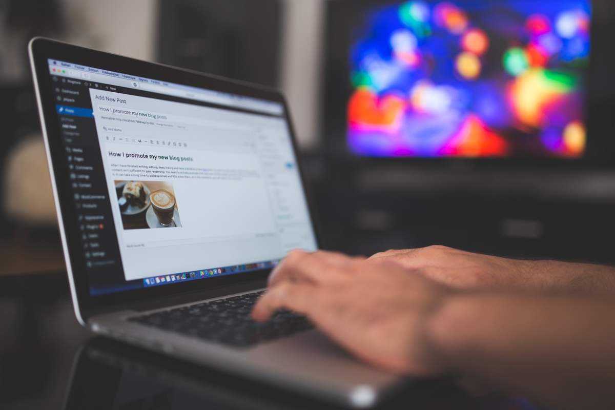 Una persona scrive dei contenuti su WordPress