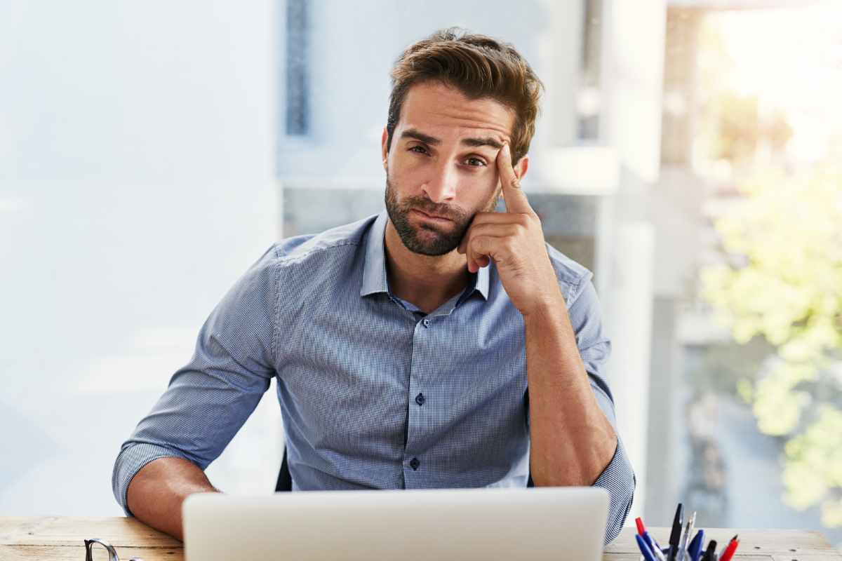 uomo perplesso davanti a un PC lento all'avvio