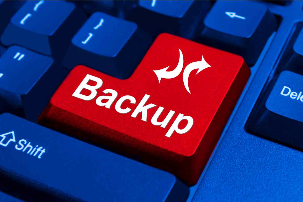 tasto del pc con scritta backup su sfondo rosso