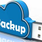 chiavetta usb a forma di nuvola con scritta backup