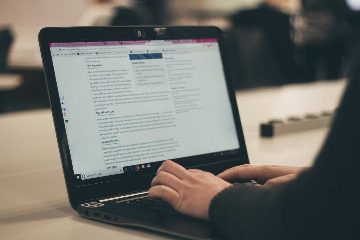 Uomo mentre scrive un contenuto sul pc