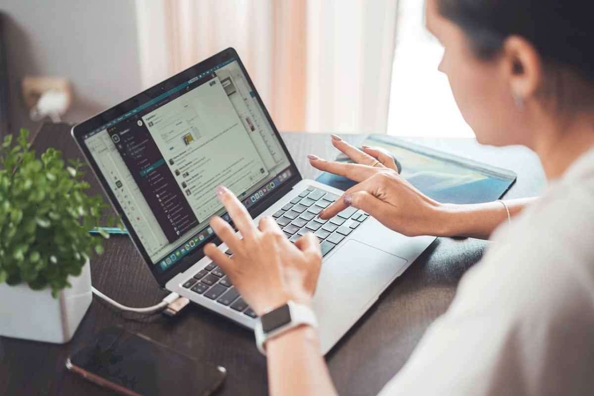 Donna che scrive un contenuto su un computer