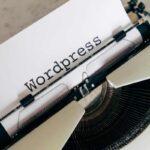 macchina da scrivere con foglio su cui è sritto Wordpress