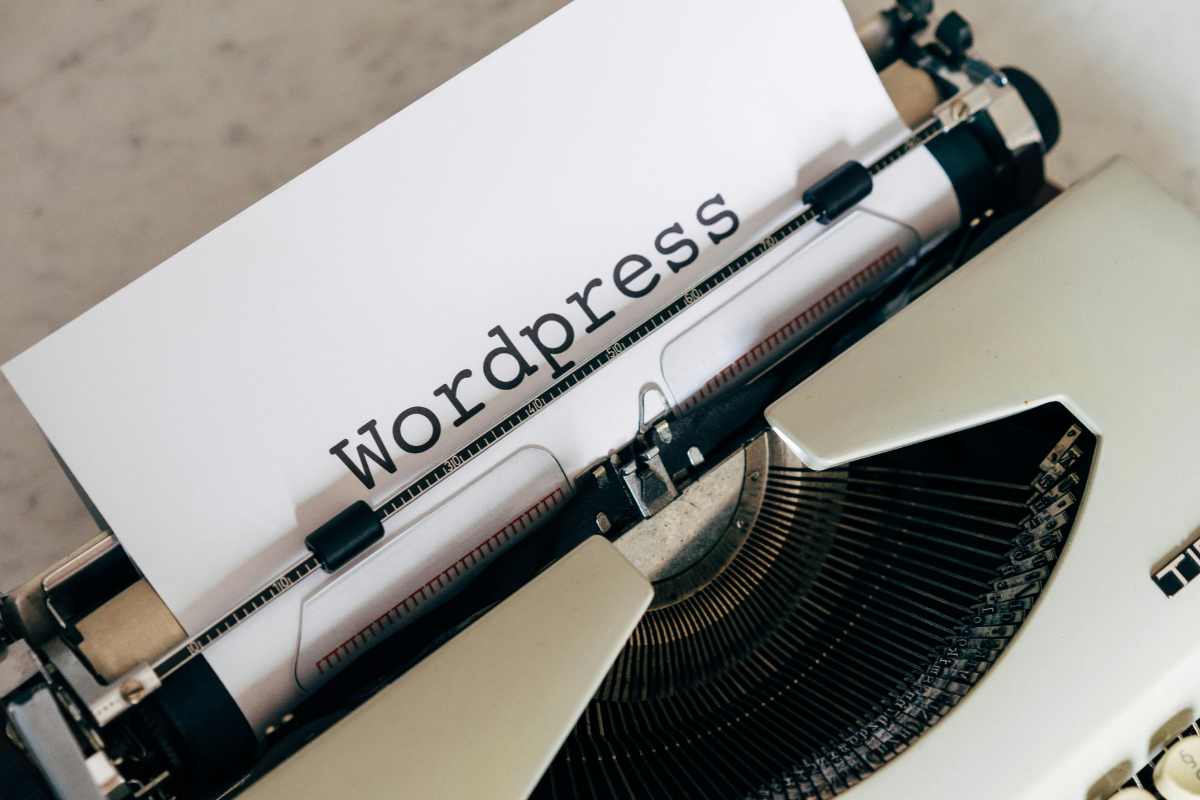 macchina da scrivere con foglio su cui è sritto WordPress