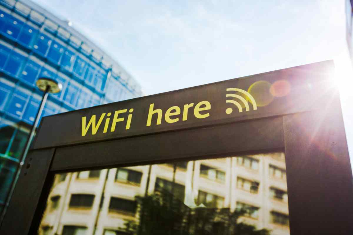 insegna WiFi in una piazza