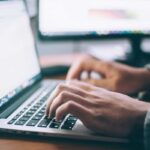 Un uomo scrive al computer per un blog