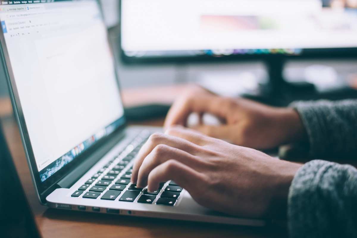 Un uomo scrive al computer per un blog