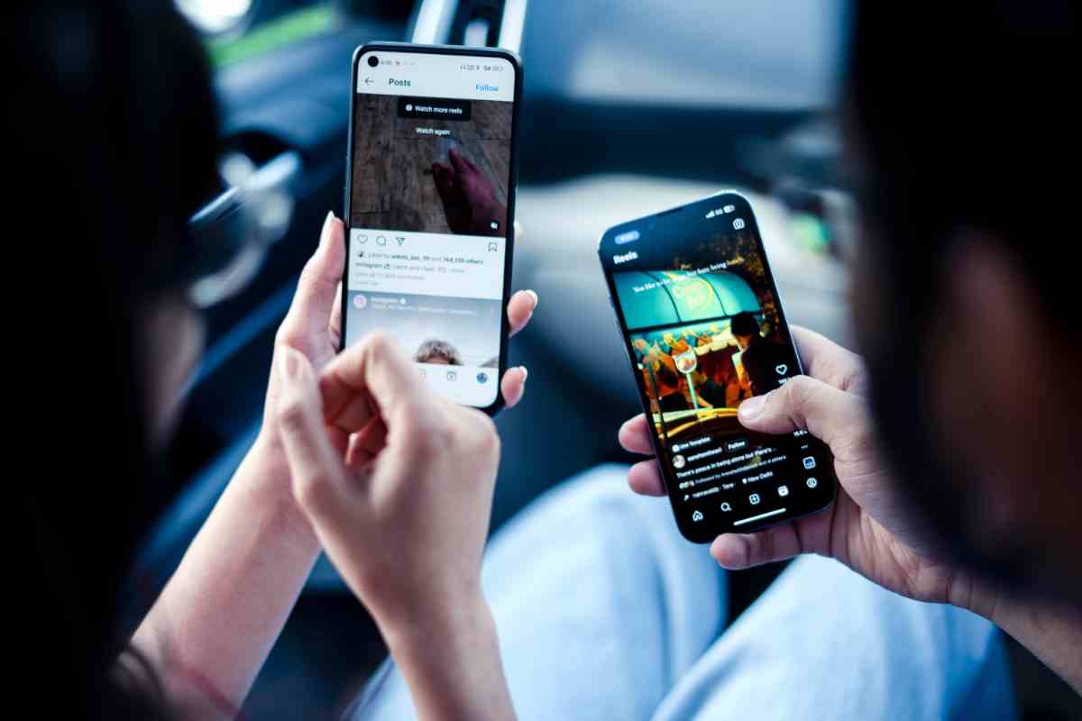 ragazzi con smartphone in mano visti di spalle