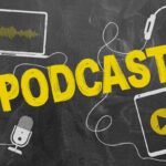 scritta podcast con illustrazioni di laptop, tablet, microfono e cuffie