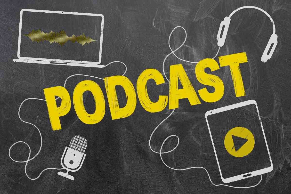 scritta podcast con illustrazioni di laptop, tablet, microfono e cuffie