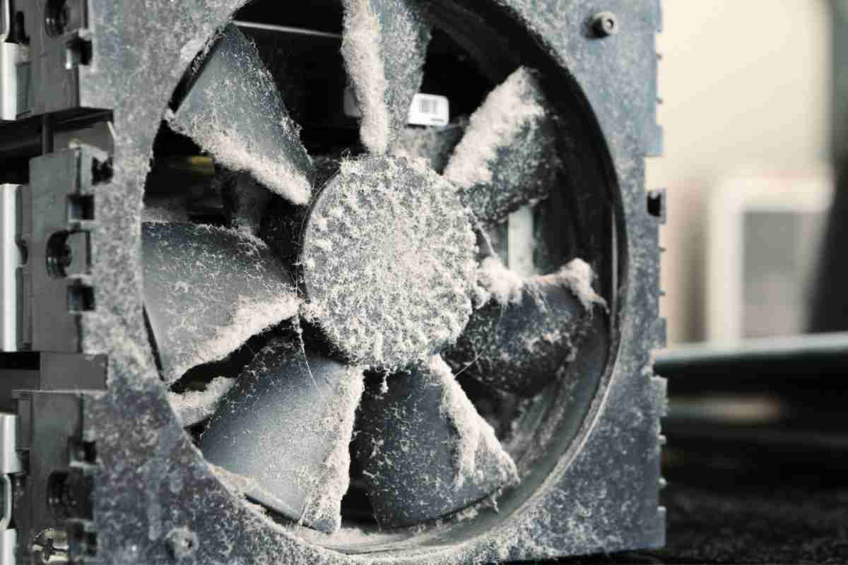 una ventola di un computer piena di polvere