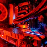 interno di pc assemblato illuminato con luce rossa