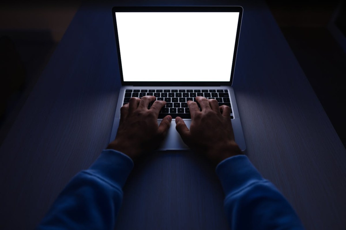 Persona al laptop al buio
