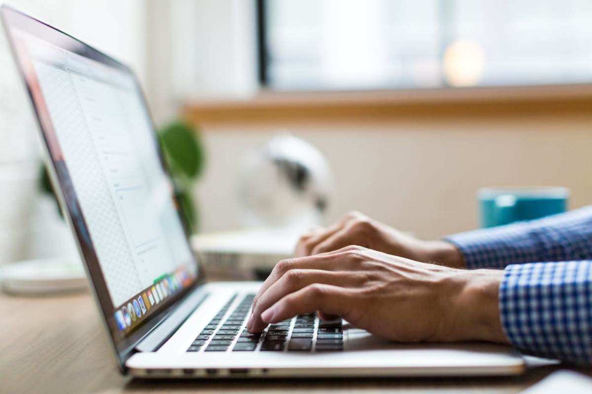 Persona al laptop che digita