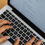 Persona che digita su laptop e link sul Web