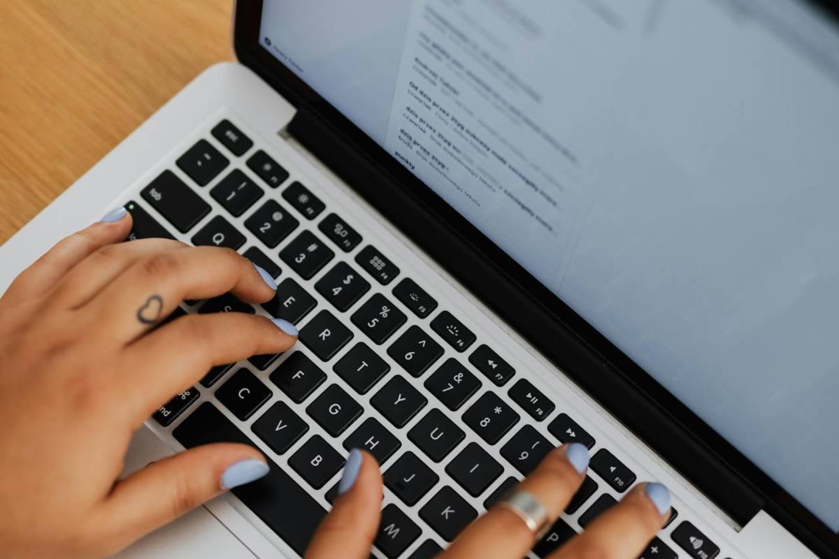 Persona che digita su laptop e link sul Web