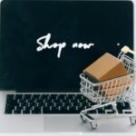 Laptop e la scritta "shop online"