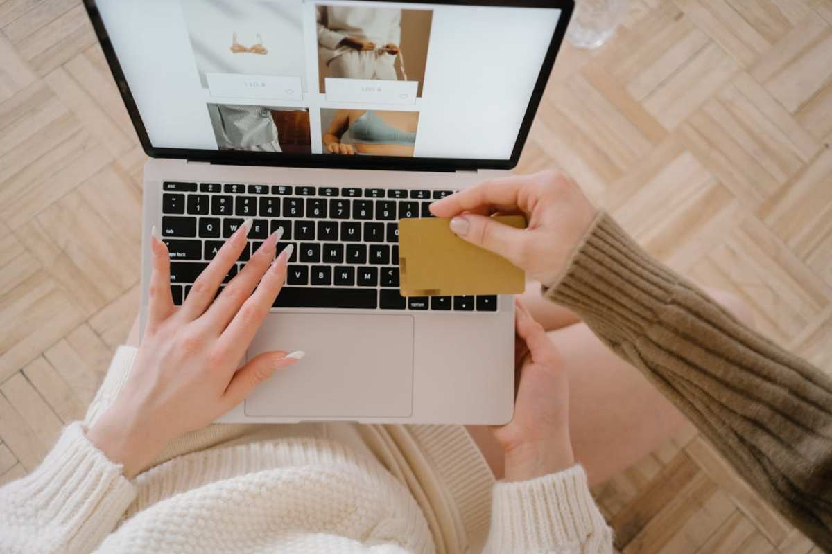 Persona che acquista online