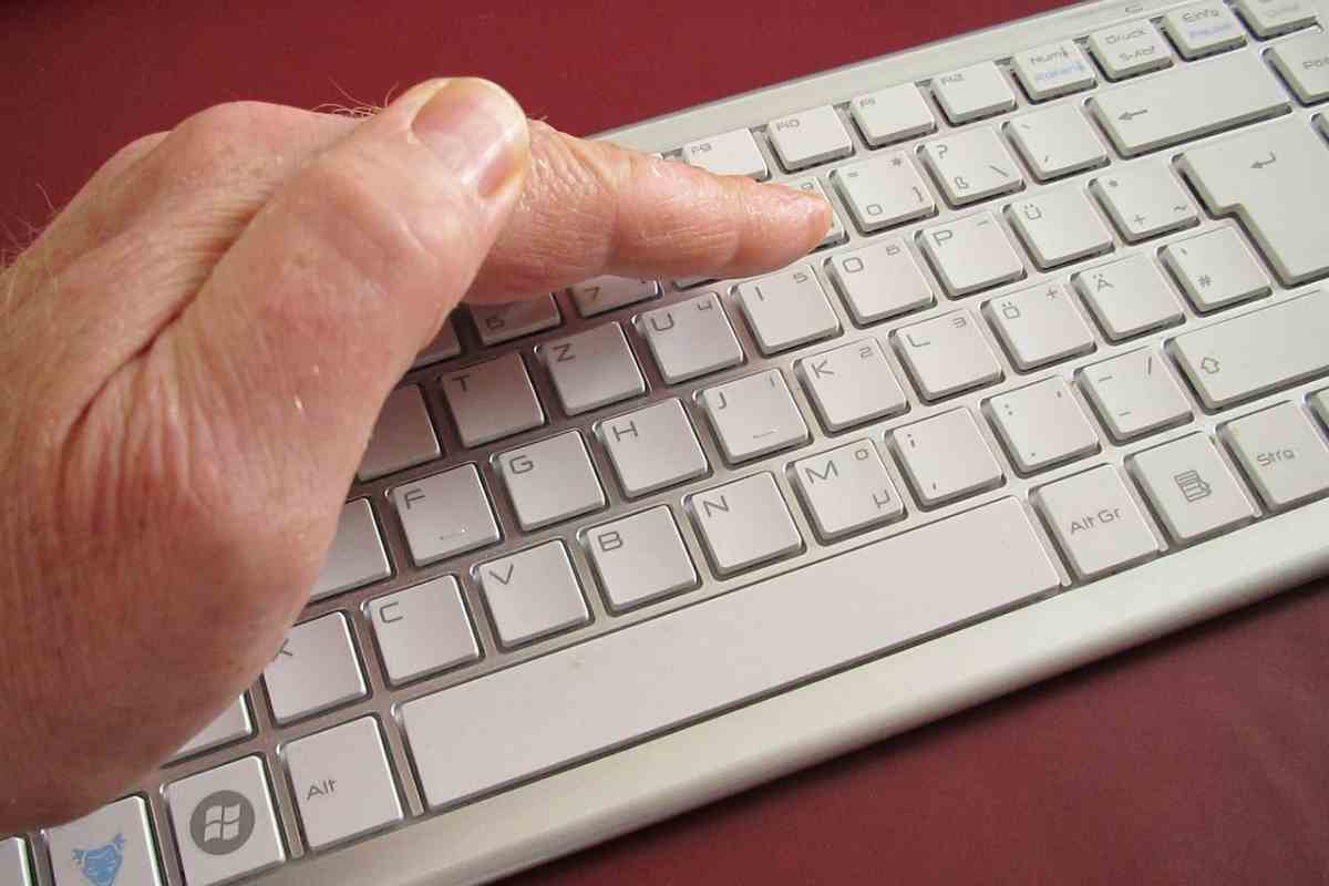 Una mano su una tastiera di un computer