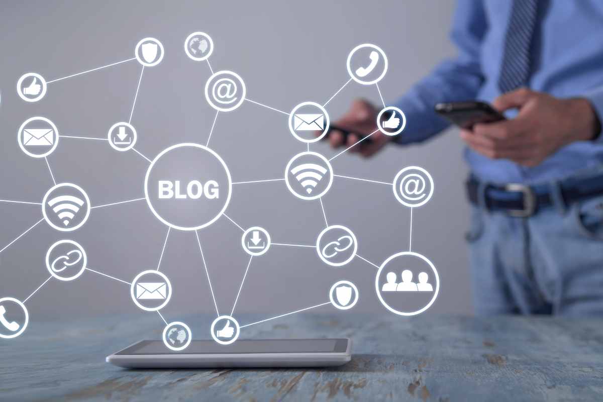 icone di una rete con blog e uomo sullo sfondo con device in mano