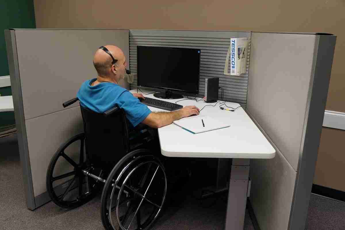 Persona con disabilità davanti al pc