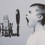 Un bambino urla a un microfono