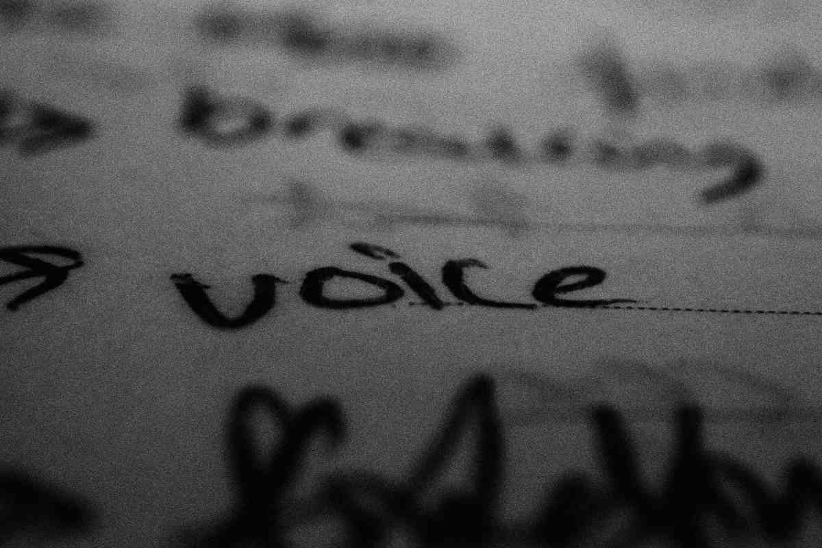 la parola 'voice' scritta su un foglio