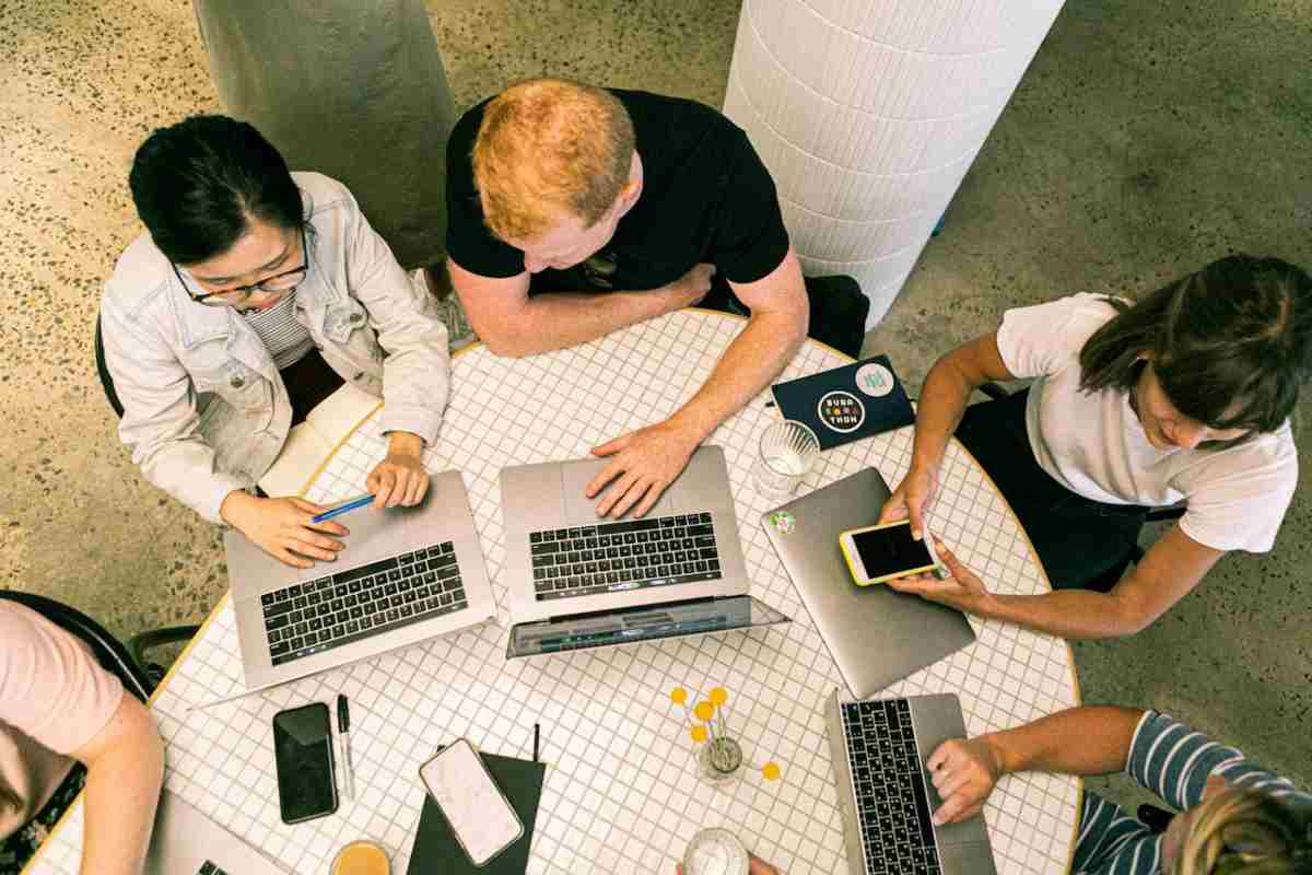 Team di lavoro su un tavolo