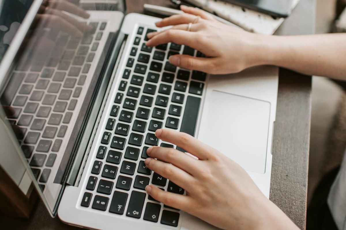 Persona che digita al laptop